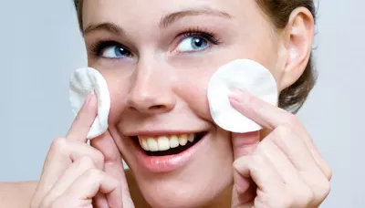 Treat Acne & Pimples with 20 Easy Home Remedies!